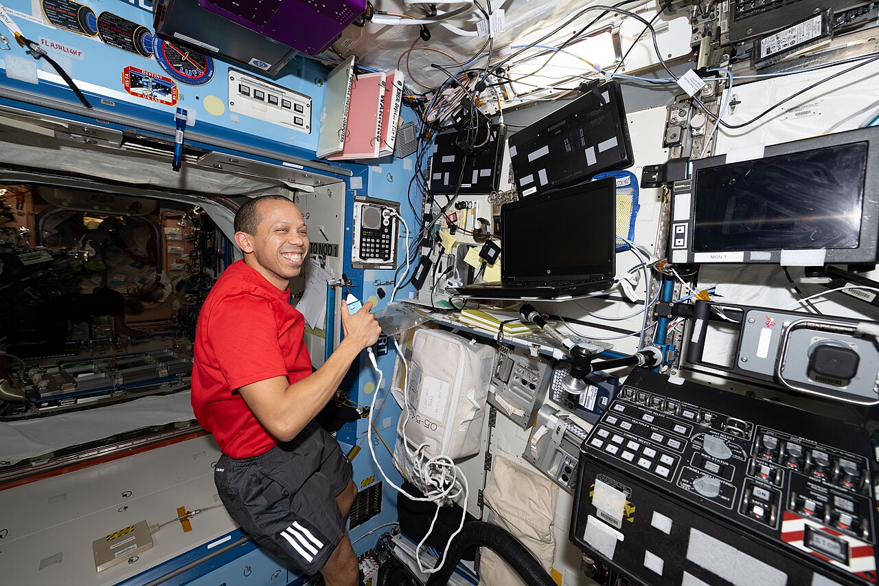 NASA astronaut Chris Williams calls down to mission controllers during Crew Medical Officer training (iss074e0316047)