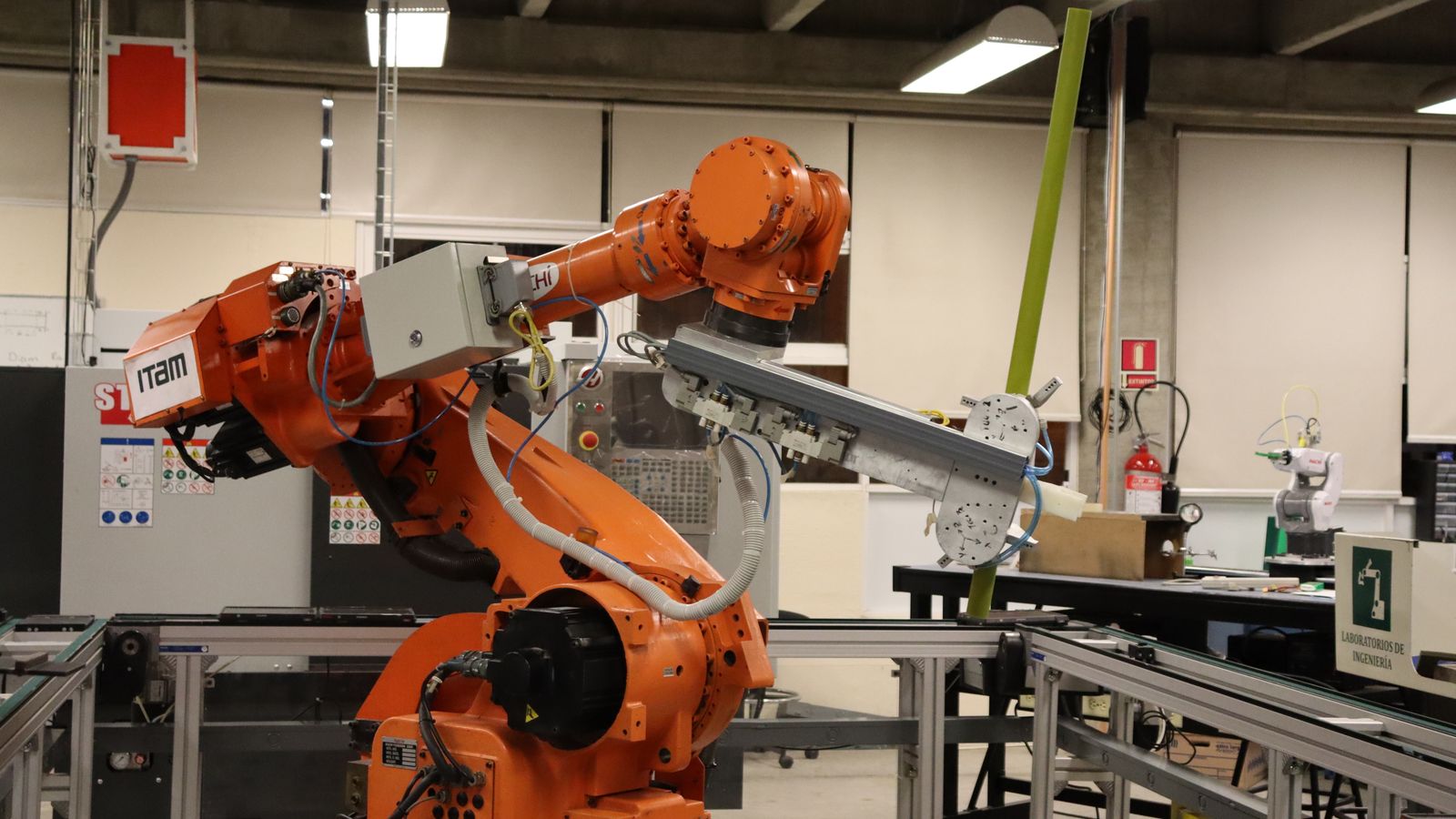 Industrial robotic arm in a Ciudad de México lab setting, showcasing automation technology.